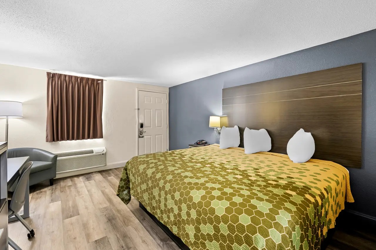 King room at Econo Lodge Kingsport East with modern decor